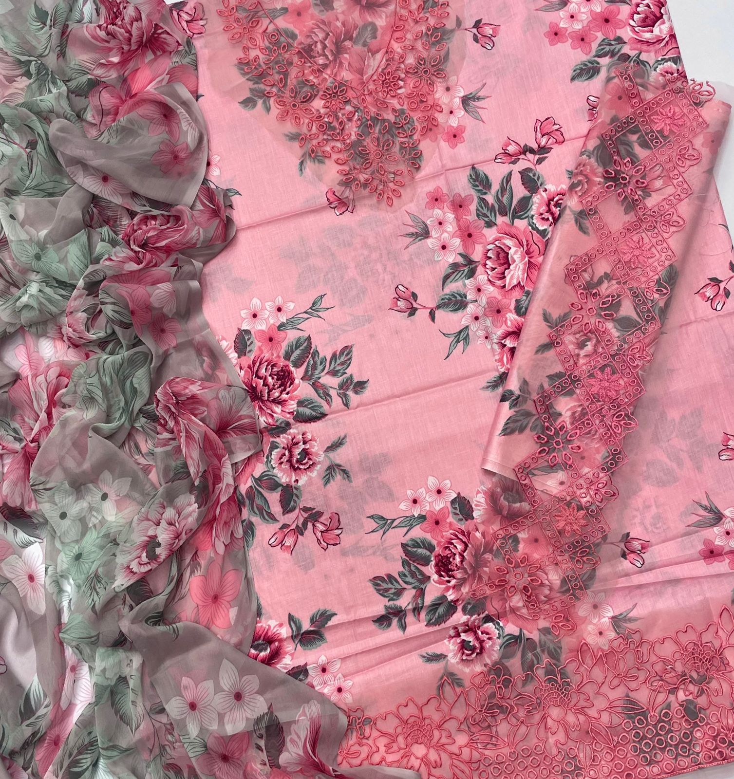 Luxury Iznik 3-piece embroidered lawn suit with chiffon dupatta and printed trouser – RS Royal Fashion